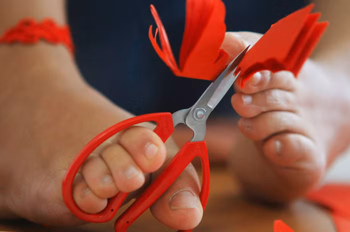 Một ứng viên mất cả 2 cánh tay tham gia hội thi tay nghề cho người Khuyết Tật tại Bắc Kinh hôm 5/9 dùng chân cắt giấy nghệ thuật