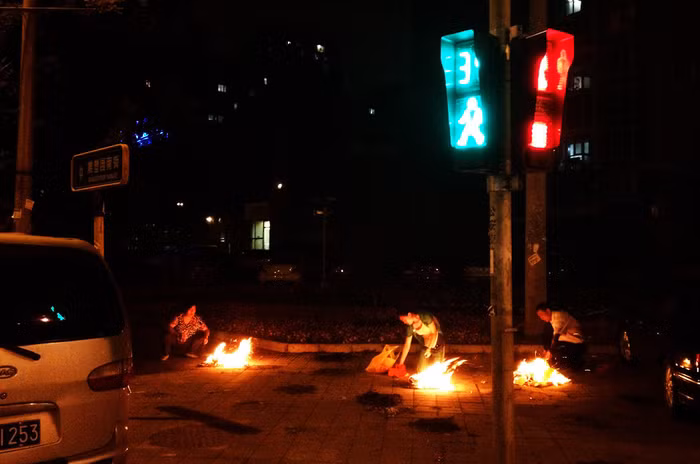 Dân Bắc Kinh đốt vàng mã cho người quá cố hôm rằm tháng 7, tức tết Trung Nguyên hôm 1/9