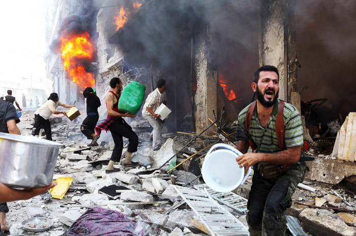 Những người dân Syria dập lửa tòa nhà trúng đạn của quân chính phủ hôm 4/9 làm 4 người tử vong Những người dân Syria dập lửa tòa nhà trúng đạn của quân chính phủ hôm 4/9 làm 4 người tử vong