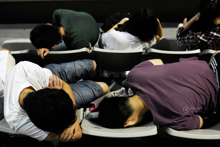 Tranh thủ ngủ gục trước giờ vào lớp luyện thi Tranh thủ ngủ gục trước giờ vào lớp luyện thi