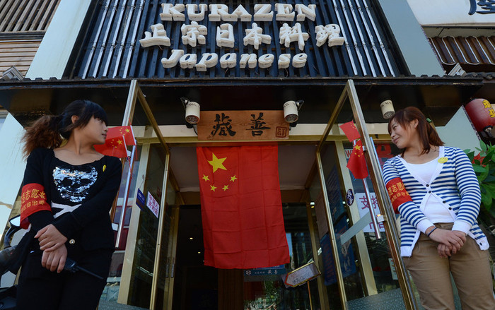 Các quán ăn Nhật Bản tự bảo vệ mình trước đám đông biểu tình quá khích Các quán ăn Nhật Bản tự bảo vệ mình trước đám đông biểu tình quá khích