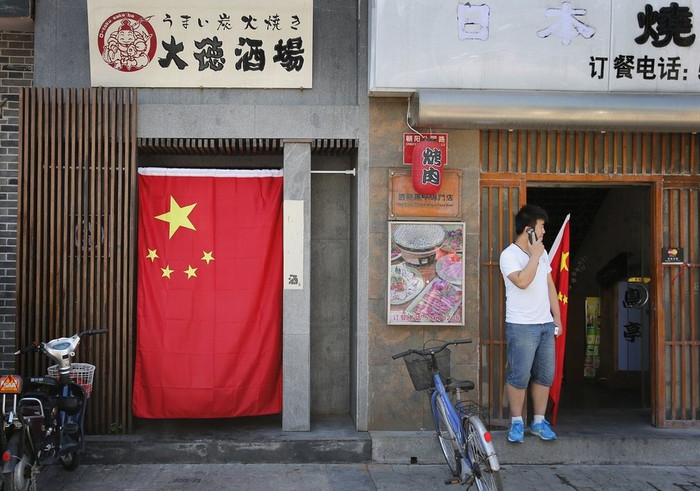 Cờ Trung Quốc được coi như lá bùa hộ mệnh cho các quán ăn, cửa hàng bán đồ Nhật Bản Cờ Trung Quốc được coi như lá bùa hộ mệnh cho các quán ăn, cửa hàng bán đồ Nhật Bản