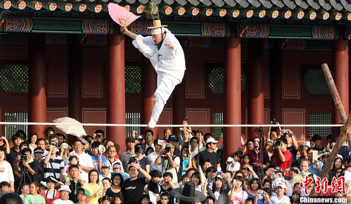 Màn biểu diễn đi trên dây trong tết Trung Thu tại Hàn Quốc với tên gọi là tết Chuseok