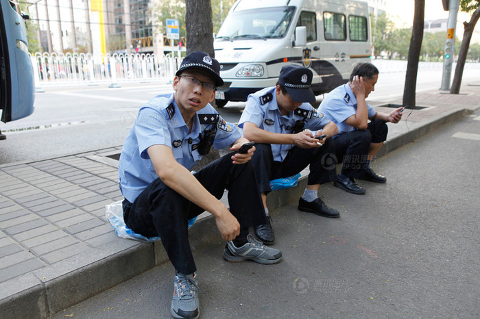 Cảnh sát khu vực mệt mỏi Cảnh sát khu vực mệt mỏi