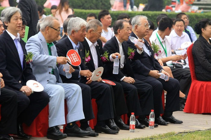 Đại sứ Uichiro Niwa cùng toàn bộ đoàn tùy tòng Nhật Bản không dùng nước suối Trung Quốc do ban tổ chức chuẩn bị mà dùng nước khoáng do nhân viên Đại sứ quán mang theo Đại sứ Uichiro Niwa cùng toàn bộ đoàn tùy tòng Nhật Bản không dùng nước suối Trung Quốc do ban tổ chức chuẩn bị mà dùng nước khoáng do nhân viên Đại sứ quán mang theo