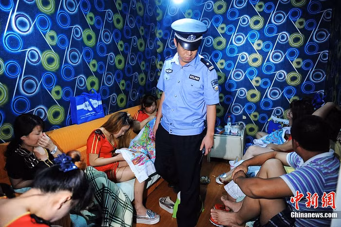 Chủ, khách, nhân viên đều bị cảnh sát gọi tập trung lại