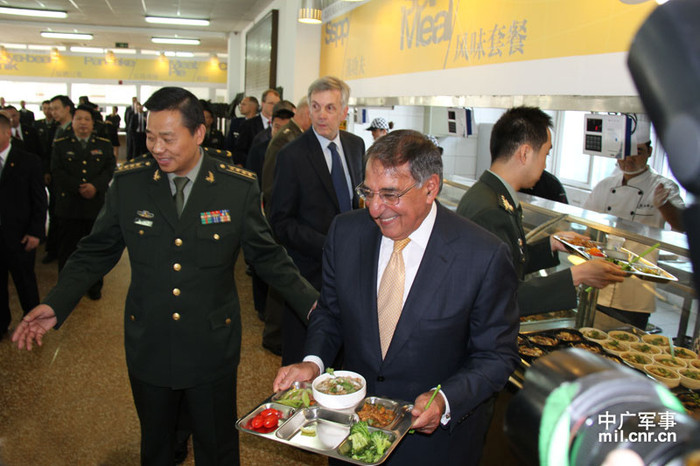 Ông Panetta được mời dự một bữa tiệc tại học viện Tăng thiết giáp Trung Quốc Ông Panetta được mời dự một bữa tiệc tại học viện Tăng thiết giáp Trung Quốc