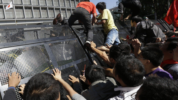 Đám đông cố tình vượt hàng rào do cảnh sát cơ động dựng lên để lao về phía Đại sứ quán Nhật Bản