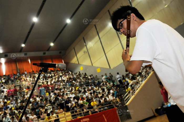 1 học viên lò luyện thi cao học chơi sáo giải trí trong lúc nghỉ giữa giờ 1 học viên lò luyện thi cao học chơi sáo giải trí trong lúc nghỉ giữa giờ