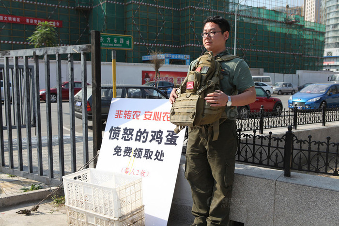 Người đàn ông này cung cấp miễn phí trứng gà cho người biểu tình ném Người đàn ông này cung cấp miễn phí trứng gà cho người biểu tình ném