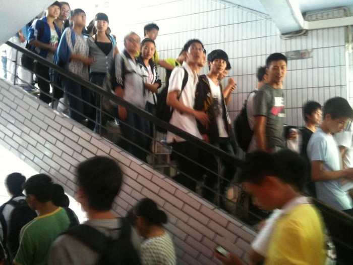 Học sinh một trường trung học được lệnh sơ tán khẩn cấp Học sinh một trường trung học được lệnh sơ tán khẩn cấp