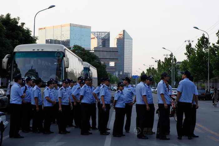 Cảnh sát khu vực có mặt rất đông, nhưng dường như không làm gì cả Cảnh sát khu vực có mặt rất đông, nhưng dường như không làm gì cả