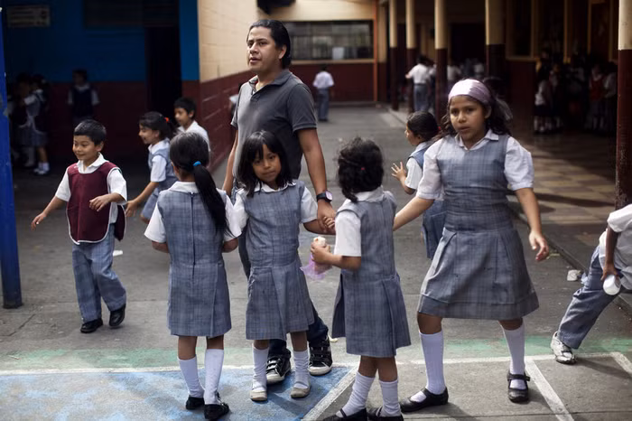 Ban ngày, Linda lại là một thầy giáo bình thường Ban ngày, Linda lại là một thầy giáo bình thường