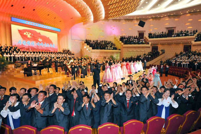 Tất cả hướng về phía vợ chồng lãnh tụ Tất cả hướng về phía vợ chồng lãnh tụ