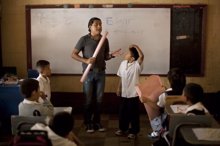 Ban ngày lại là 1 thầy giáo bình thường Ban ngày lại là 1 thầy giáo bình thường