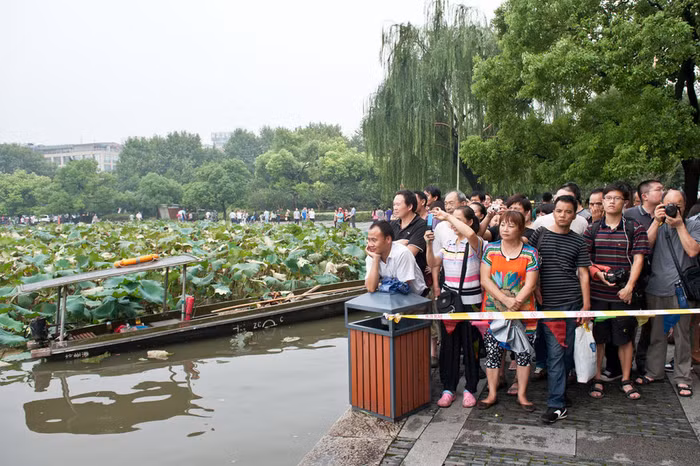 Người dân xì xào bàn tán về chất lượng công trình văn hóa trọng điểm trùng tu có tuổi thọ chỉ được 10 năm