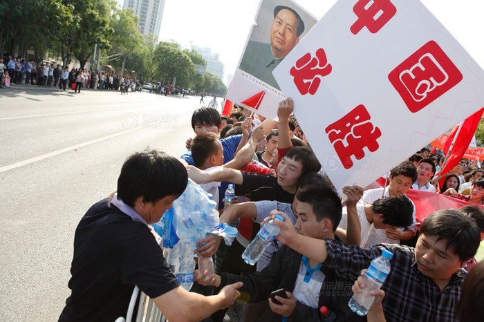 Người ngoài hàng rào cung cấp chai nước cho người bên trong đi ném để quay phim, chụp ảnh, tung lên mạng Người ngoài hàng rào cung cấp chai nước cho người bên trong đi ném để quay phim, chụp ảnh, tung lên mạng