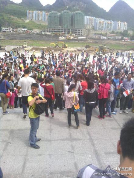 Nhiều người dân không dám vào trong nhà Nhiều người dân không dám vào trong nhà