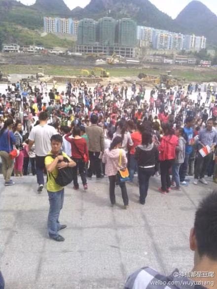 Nhiều người dân không dám vào trong nhà