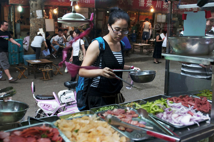 Tranh thủ ăn trưa Tranh thủ ăn trưa