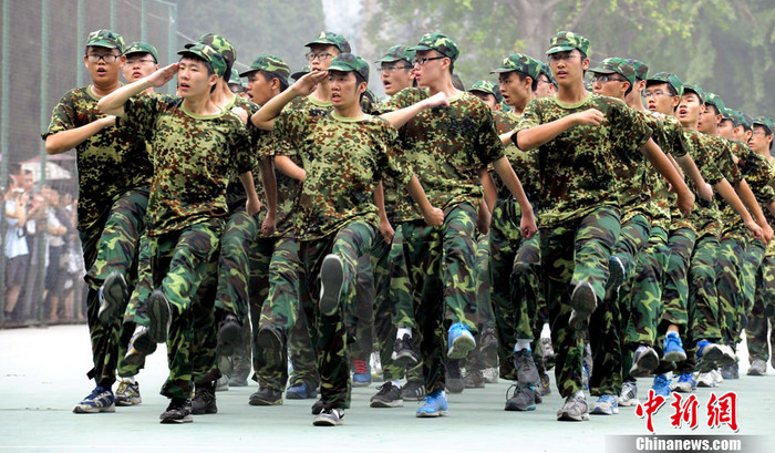 Học sinh phổ thông Trung Quốc "duyệt binh"