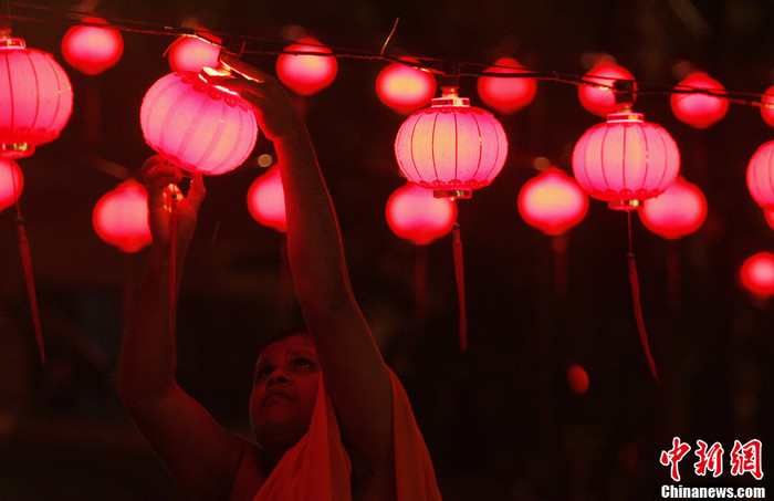 Người Hoa tại Malaysia chơi đèn lồng trong tết Trung Thu