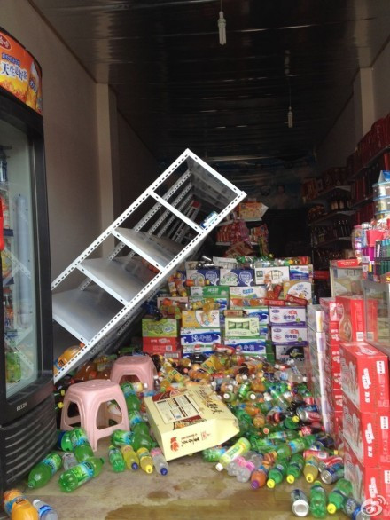 Tủ hàng trong 1 quầy tạp hóa bị đổ vì dư chấn Tủ hàng trong 1 quầy tạp hóa bị đổ vì dư chấn