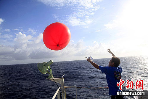 Nhân viên trên tàu "Thực nghiệm 3" Trung Quốc thả bóng bay chào quân Trung Quốc đồn trú trên Đá Chữ Thập Nhân viên trên tàu "Thực nghiệm 3" Trung Quốc thả bóng bay chào quân Trung Quốc đồn trú trên Đá Chữ Thập