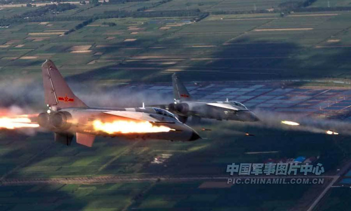 Máy bay oanh tạc J 7 thuộc 1 sư đoàn không quân đại quân khu Tế Nam nhả đạn