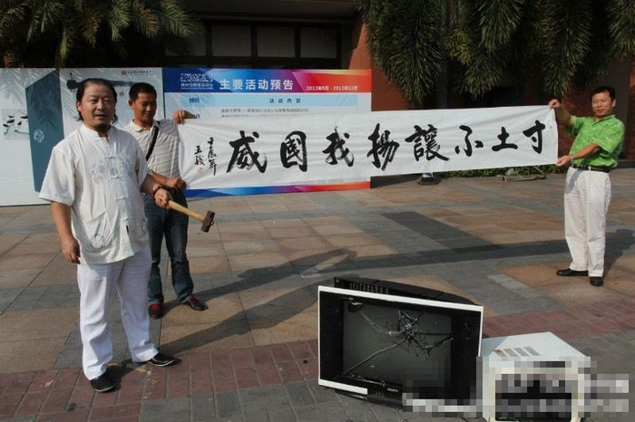 Quay phim chụp ảnh tung lên mạng với thái độ hả hê vì vừa đập vỡ cái ti vi Nhật Bản