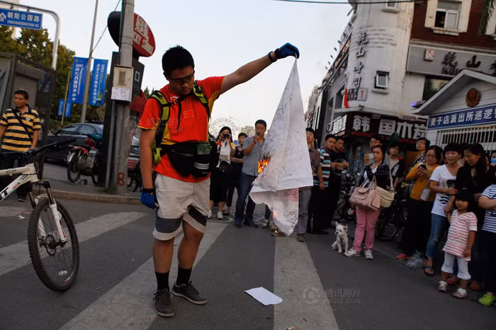 Những hành vi quá khích