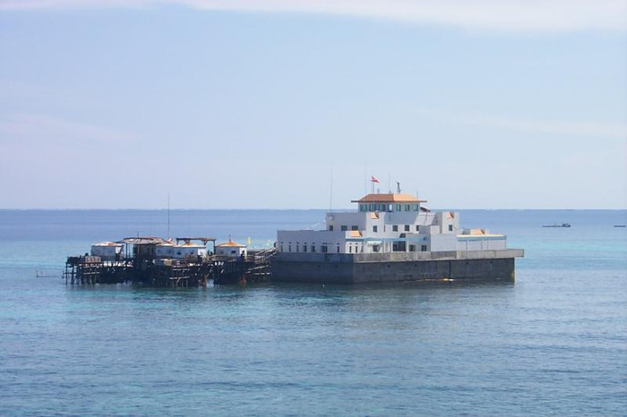 Công trình nhà nổi quân Trung Quốc xây trộm trên Đá Vành Khăn Công trình nhà nổi quân Trung Quốc xây trộm trên Đá Vành Khăn