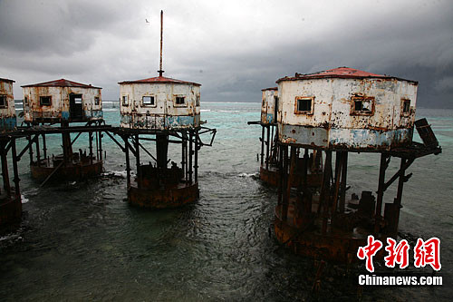 Công trình chòi gác quân sự Trung Quốc xây dựng trái phép trên Đá Vành Khăn, Trường Sa, Khánh Hòa, Việt Nam sau khi chiếm đoạt năm 1995 Công trình chòi gác quân sự Trung Quốc xây dựng trái phép trên Đá Vành Khăn, Trường Sa, Khánh Hòa, Việt Nam sau khi chiếm đoạt năm 1995