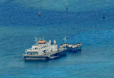 Hình ảnh mới nhất về công trình quân sự Trung Quốc xây dựng trái phép trên Đá Vành Khăn, Trường Sa (ảnh: Kyodo News)