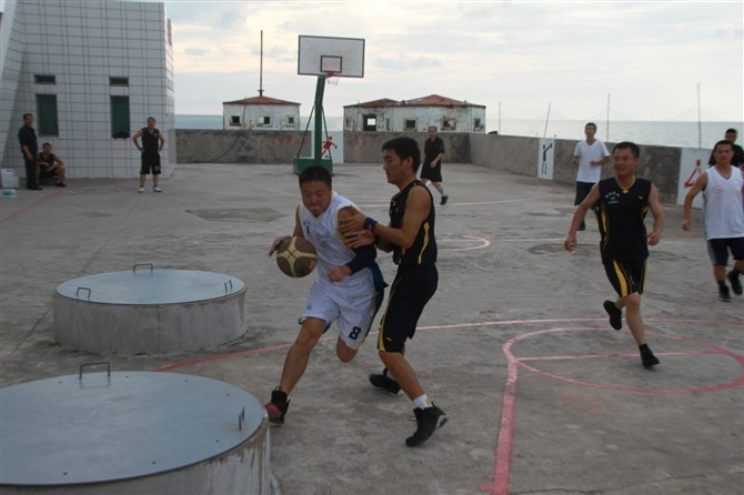 Lính Trung Quốc tập thể thao trên nhà nổi Đá Vành Khăn Lính Trung Quốc tập thể thao trên nhà nổi Đá Vành Khăn