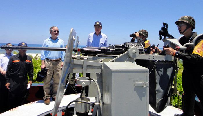 Lâm Úc Phương (thứ 3 từ trái sang), viên Nghị sĩ Quốc dân đảng cầm quyền tại Đài Loan theo chủ trương hiếu chiến, thúc đẩy và hậu thuẫn mạnh mẽ cho giới chức Đài Loan đương nhiệm tăng cường trang bị vũ khí, xây dựng cơ sở hạ tầng trái phép trên đảo Ba Bình, kêu gọi thăm dò khai thác dầu khí khu vực này