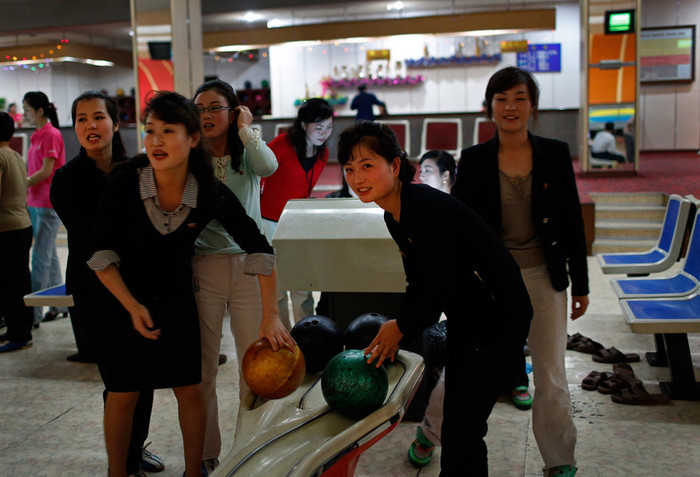 Dân Bình Nhưỡng chơi bowling Dân Bình Nhưỡng chơi bowling