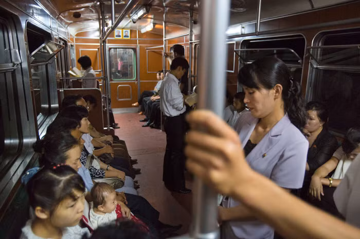 Trên một chuyến tàu điện ngầm