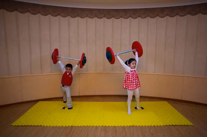 Trẻ em Bình Nhưỡng được hướng dẫn làm quen với các môn thể thao