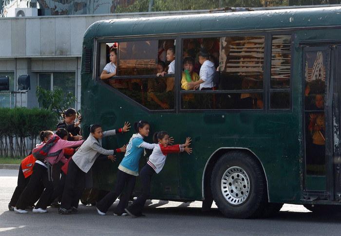 Cùng đẩy 1 chiếc xe bus chật kín người Cùng đẩy 1 chiếc xe bus chật kín người