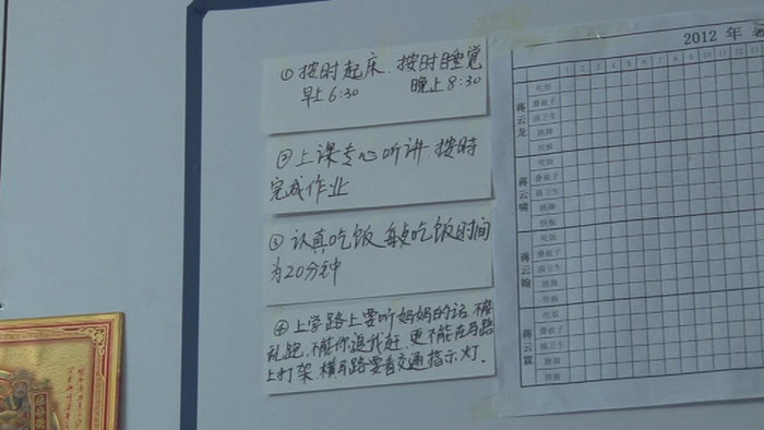Thời gian biểu được mẹ 4 cậu bé dán trên bảng thời khóa biểu ở nhà Thời gian biểu được mẹ 4 cậu bé dán trên bảng thời khóa biểu ở nhà