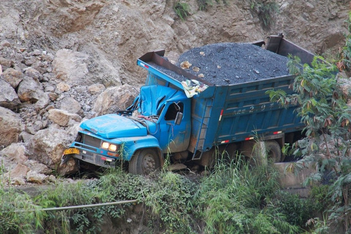 Một xe chở than gặp nạn ở đoạn đường sạt lở trong trận động đất Một xe chở than gặp nạn ở đoạn đường sạt lở trong trận động đất