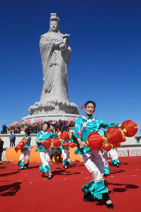 Các màn biểu diễn nghệ thuật trong lễ khánh thành Các màn biểu diễn nghệ thuật trong lễ khánh thành