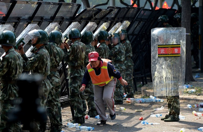 Chiếc khiên dính đầy trứng thối