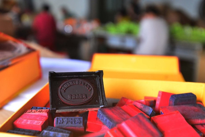 Một loạt con dấu kiểm tra, xác nhận chất lượng được làm giả