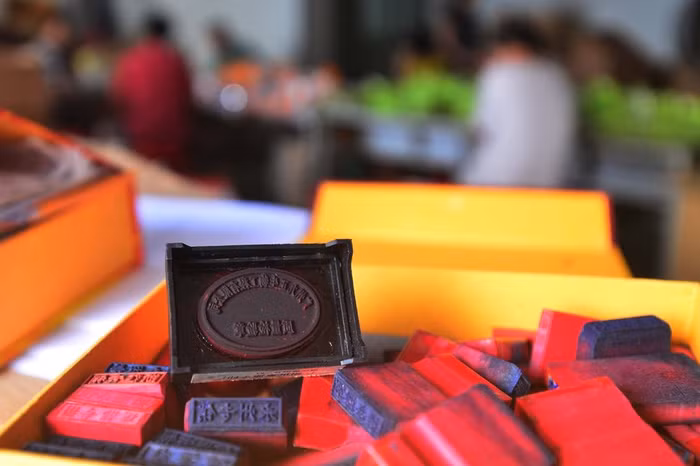 Một loạt con dấu kiểm tra, xác nhận chất lượng được làm giả