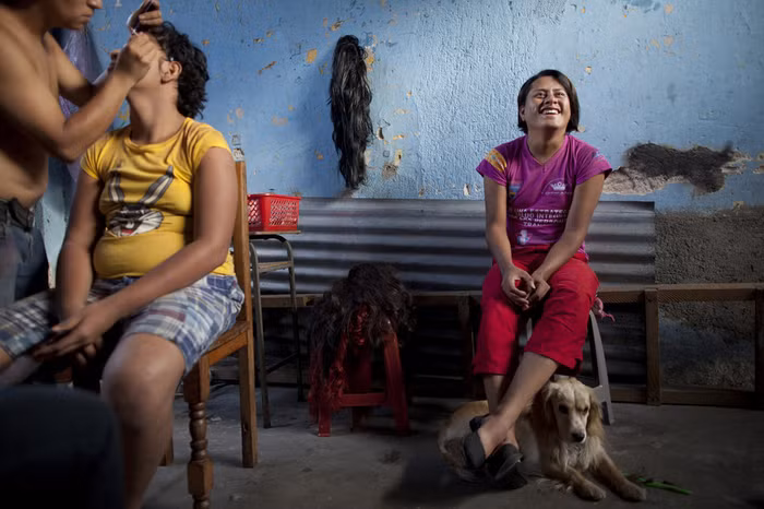 Chờ đợi hóa trang dự cuộc thi Nữ hoàng hộp đêm Chờ đợi hóa trang dự cuộc thi Nữ hoàng hộp đêm