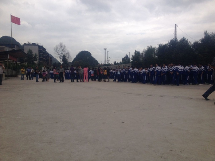 Học sinh, giáo viên dồn hết xuống sân trường Học sinh, giáo viên dồn hết xuống sân trường