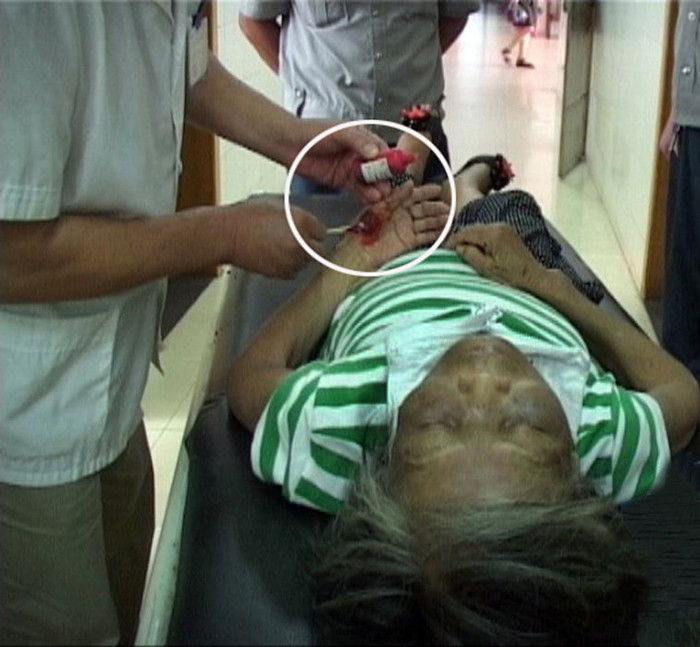 Đánh đập mẹ già Đánh đập mẹ già