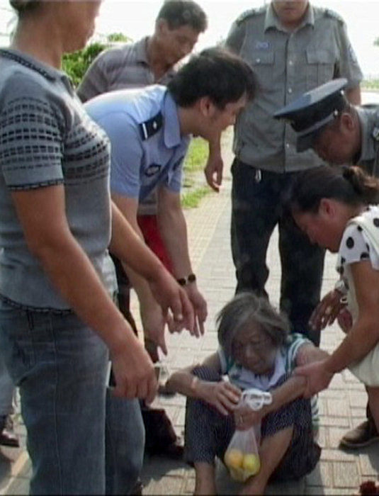 Người ta thương tình mang đến cho bà lão mấy quả cam Người ta thương tình mang đến cho bà lão mấy quả cam